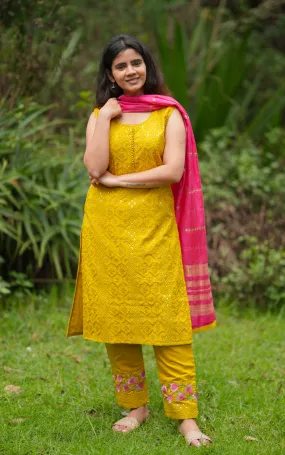 Akshita (Kurti Pant Dupatta)